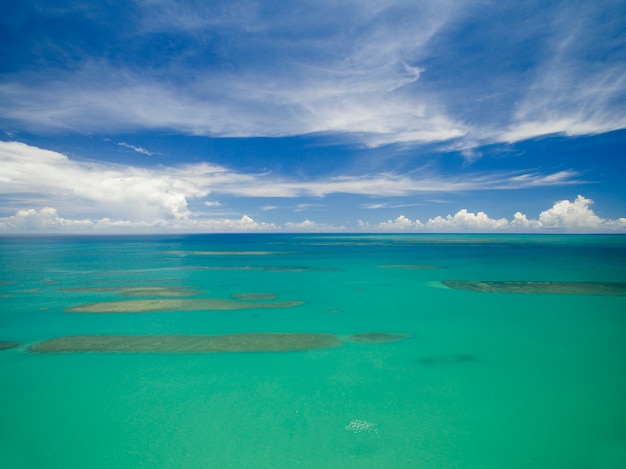 Foto luchtfoto groene zee aan de kust van een braziliaans strand op een zonnige dag in corumbau,