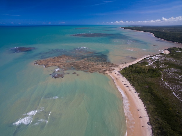 Luchtfoto Groene zee aan de kust van een Braziliaans strand op een zonnige dag in Moreira's Beach,