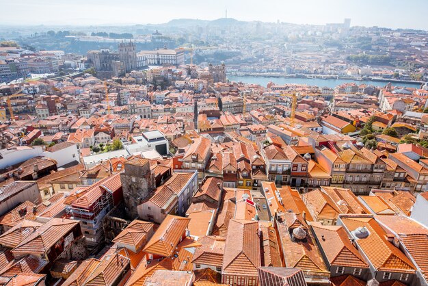 Luchtfoto groothoek stadsgezicht uitzicht op de oude stad van Porto stad tijdens de zonnige dag in Portugal