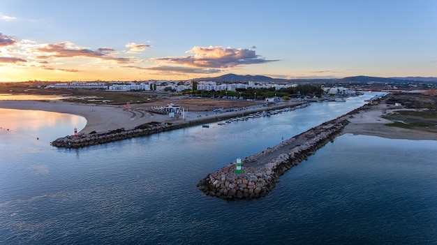 Luchtfoto. Heerlijke zonsondergang boven het Portugese dorp Fuzeta, Tavira.