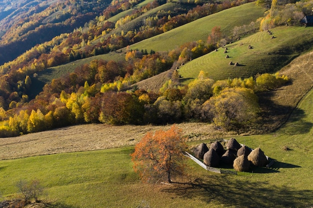 Luchtfoto herfst platteland landschap in de bergen