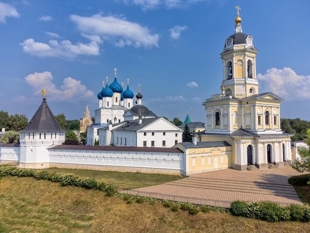 Luchtfoto Het wereldberoemde Vysotsky-mannenklooster in Serpukhov, Rusland