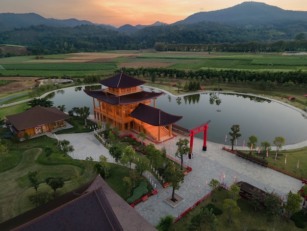 Luchtfoto Hinoki Land gebouw (Bann Mai Hom Hinoki) Japanse bouwstijl in Chiang Mai Thailand Het is een nieuwe toeristische attractie in Chiang Mai, verbazingwekkend Thailand.