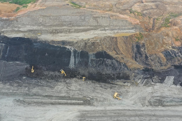 Luchtfoto industrieel van bovengrondse mijnbouw met veel machines aan het werk - uitzicht van bovenaf.