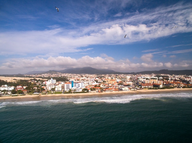 Luchtfoto Ingleses Beach in Florianopolis, Brazilië.