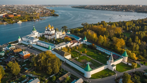 Luchtfoto Ipatiev-klooster in Kostroma voor zonsondergang