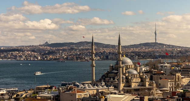 Luchtfoto Istanbul Stad met moskee en gouden hoorn Turkiye Gouden hoorn en moskee weergave van Istanbul Eminonu Turkije