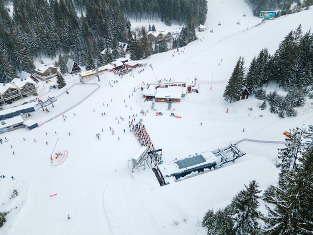 Luchtfoto jasna skiresort lijnen naar stoeltjeslift