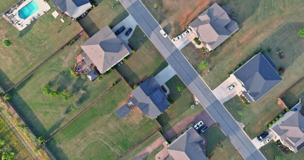 Luchtfoto kokend bronnen stadslandschap van een klein slaapgedeelte daken van de huizen in co