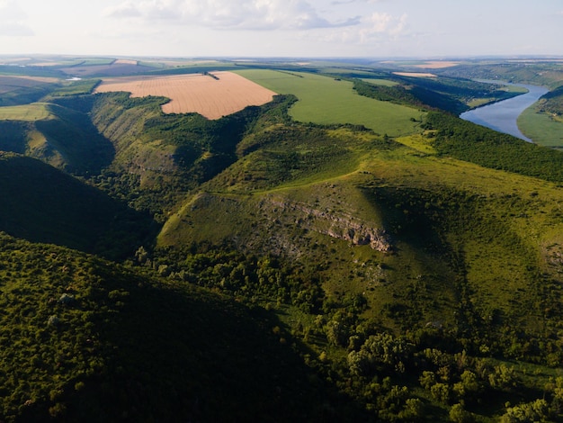 luchtfoto landbouwvelden een beboste vallei van zuivere lucht en rivier