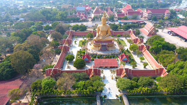 luchtfoto landschap mooie grote gouden Boeddha in Thailand