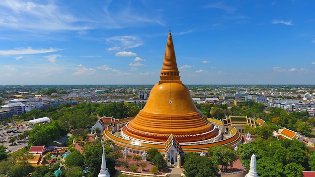 luchtfoto landschap oude grote gouden pagode in Thailand