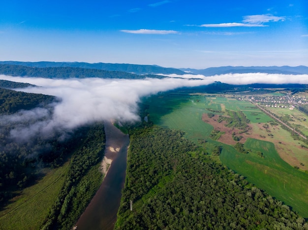 Luchtfoto landschap van bergen met rivier en wolken zomertijd