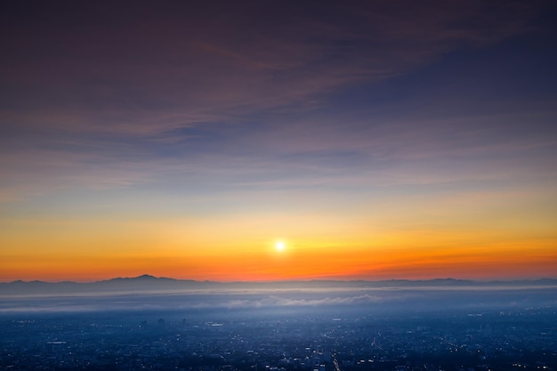 Luchtfoto landschap van DOI SUTHEP berg 's ochtends met zee van mist in zonsopgang hemel Chiangmai Thailand