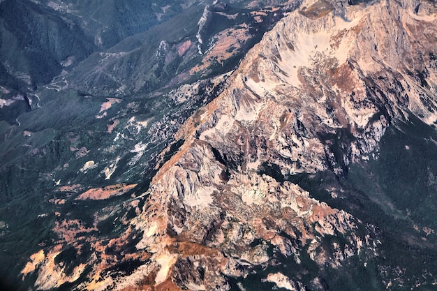 Luchtfoto landschap van groene bergen