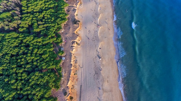 Luchtfoto. Landschap vanuit de lucht van de stranden van de Algarve Quarteira Vilamoura.