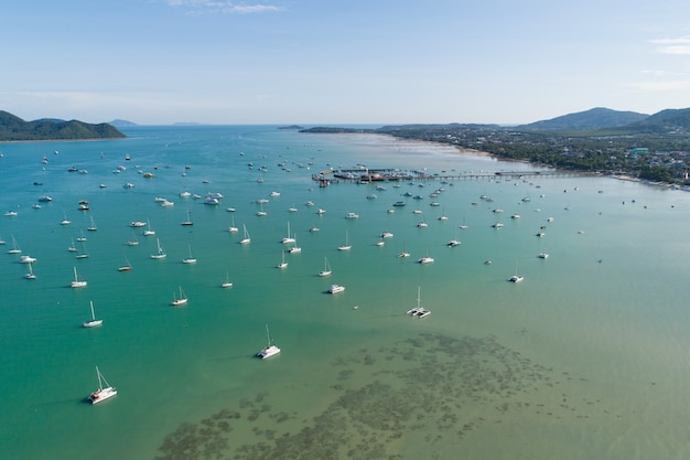 Luchtfoto landschap Zeegezicht Chalong pier met zeilboten Jachtboten en ravelboten in de zee Geweldig uitzicht reisbeeld door Drone vliegende schot Bovenaanzicht.