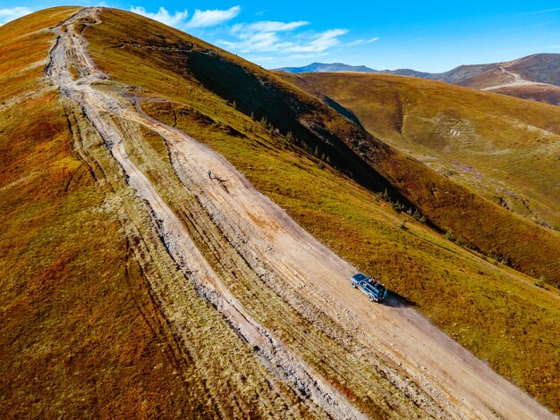 Luchtfoto landschapsmening van herfst Karpaten zonnige dag kopieer ruimte witte wolken onder