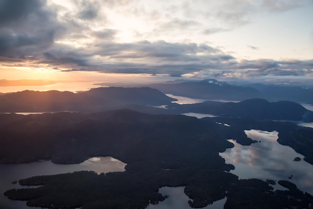 Luchtfoto landschapsmening van Sunshine Coast tijdens een levendige zonsondergang