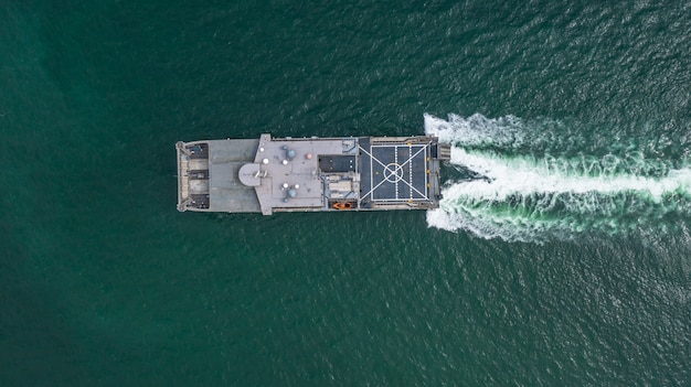 Luchtfoto marine militaire schip in de open zee, luchtfoto amfibische schip transport.