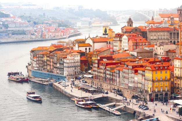 Luchtfoto met traditionele veelkleurige schilderachtige huizen in de oude stad van Porto in de bewolkte ochtend, Portugal