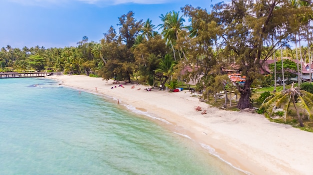 Luchtfoto met zee en strand