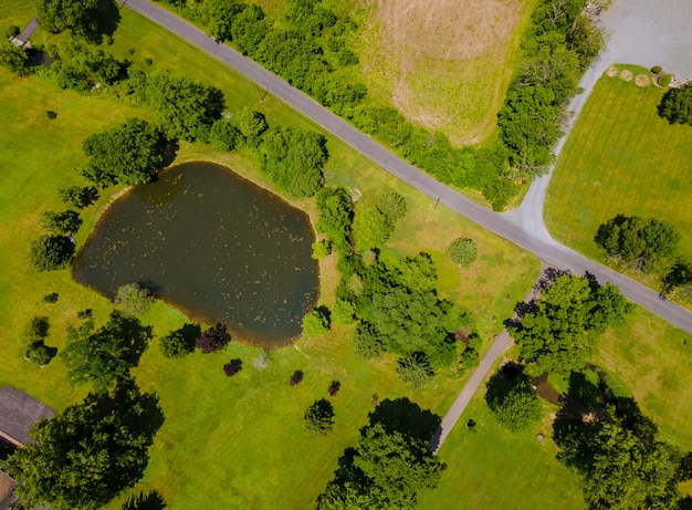 Luchtfoto mooie boerderij velden landschap meer van bovenaf van hoogte land