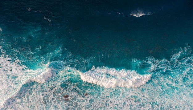 Luchtfoto naar golven in de oceaan Spattende golven