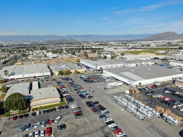 Luchtfoto naar industriële zone en bedrijfsopslagmagazijn in Riverside California USA