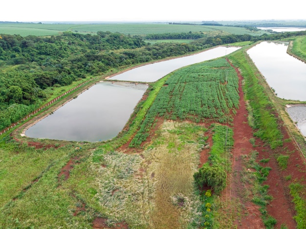 Luchtfoto naar rioolwaterzuiveringsinstallatie.