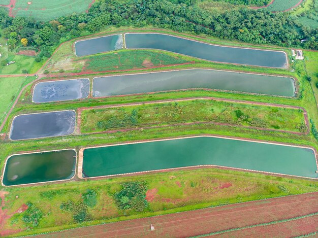 Luchtfoto naar rioolwaterzuiveringsinstallatie.