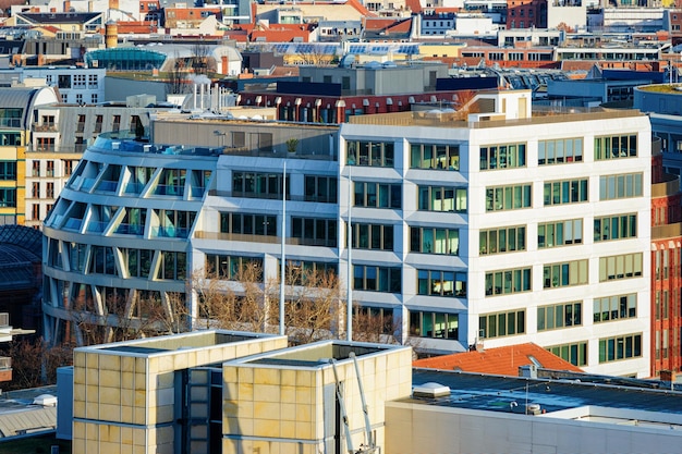 Luchtfoto naar stadsgezicht in het centrum van de stad in Berlijn in Duitsland in Europa. Duitse bouwarchitectuur. Panoramisch landschap en oriëntatiepunt. Toerisme en vakantie