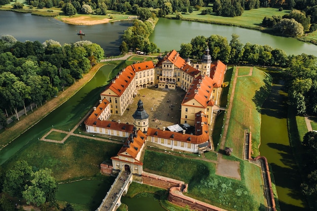 Luchtfoto Nesvizh kasteel in herfst avond