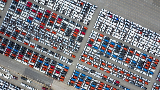 Luchtfoto nieuwe auto's export terminal, nieuwe auto's wachten op import export bij diepzeehaven.