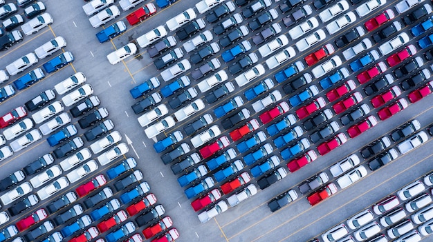 Luchtfoto nieuwe auto's te koop stockpartij rij, New Cars dealer inventaris import export bedrijf logistiek grobal.