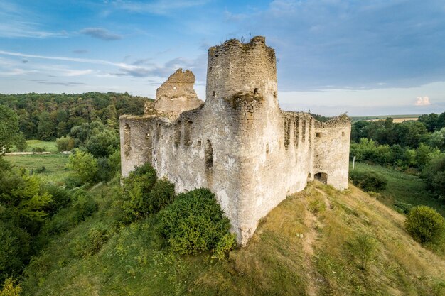 Luchtfoto oa Sydoriv kasteelruïnes in een landelijk landschap op Sydoriv dorp Ternopil regio Oekraïne