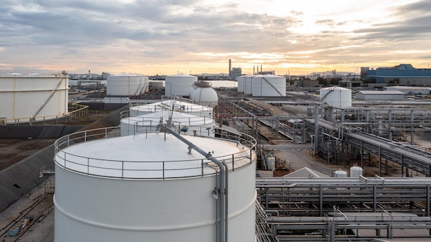 Luchtfoto olie terminal industriële faciliteit opslagtank olie en petrochemische producten.