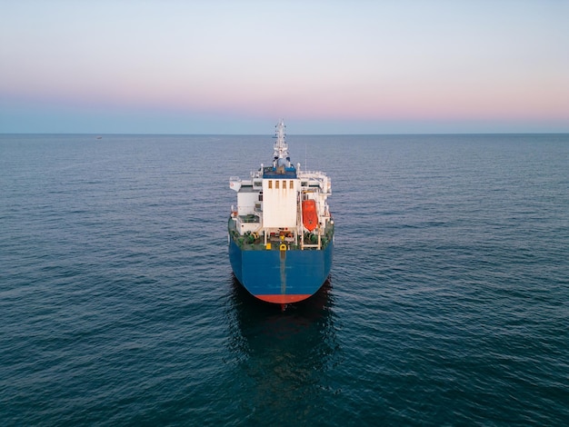 Luchtfoto olieschip tanker vervoerder olie op zee bij zonsondergang