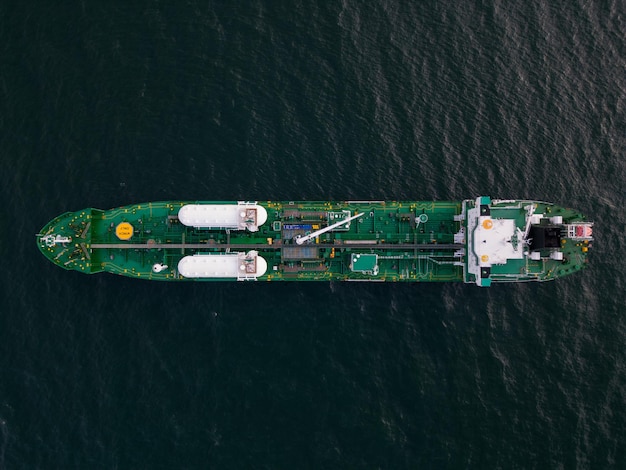 Luchtfoto olieschip tanker vervoerder olie op zee
