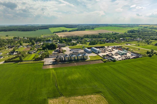 Luchtfoto op agro silo's graanschuur lift op agroprocessing fabriek voor verwerking drogen reiniging en opslag van landbouwproducten meel granen en graan