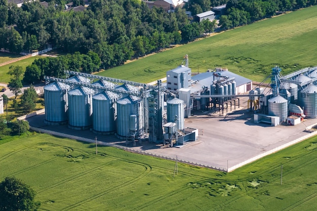 Foto luchtfoto op agro silo's graanschuur lift op agroprocessing fabriek voor verwerking drogen reiniging en opslag van landbouwproducten meel granen en graan