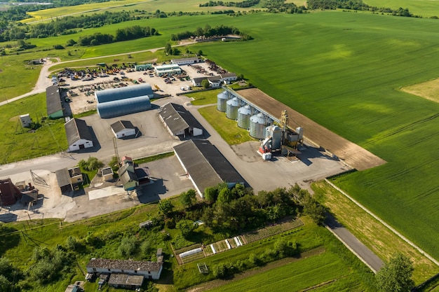 Luchtfoto op agro silo's graanschuur lift op agroprocessing fabriek voor verwerking drogen reiniging en opslag van landbouwproducten meel granen en graan