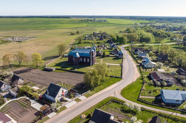 Luchtfoto op barokke of gotische tempel of katholieke kerk op het platteland