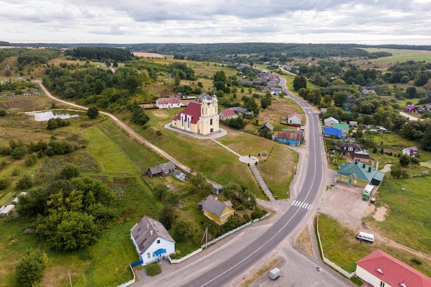 Luchtfoto op barokke tempel of katholieke kerk op het platteland