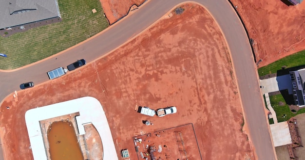 Luchtfoto op bouwplaatszone van residentiële ontwikkeling boven of onder nieuwe huizen