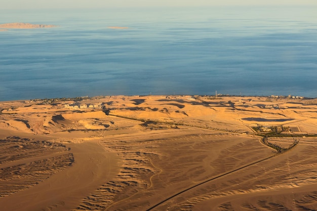 Luchtfoto op de Arabische woestijn en de Rode Zee vanuit het vliegtuig