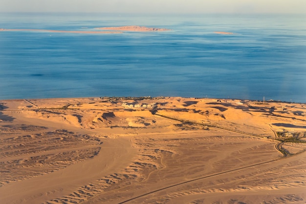 Luchtfoto op de Arabische woestijn en de Rode Zee vanuit het vliegtuig