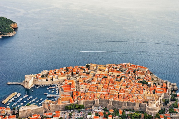 Luchtfoto op de daken van de oude stad en de Adriatische zee in Dubrovnik, Kroatië in de avond