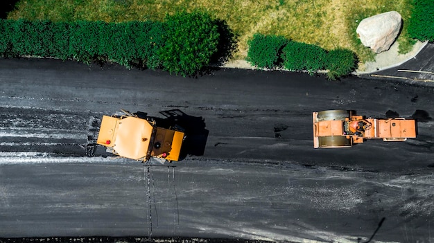 Luchtfoto op de nieuwe asfaltweg in aanbouw