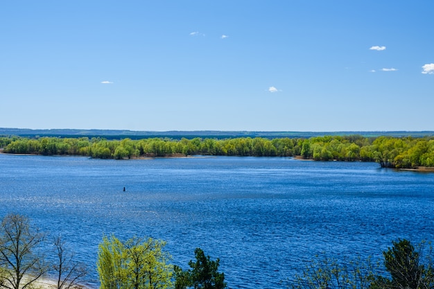 Luchtfoto op de rivier de dnjepr in oekraïne